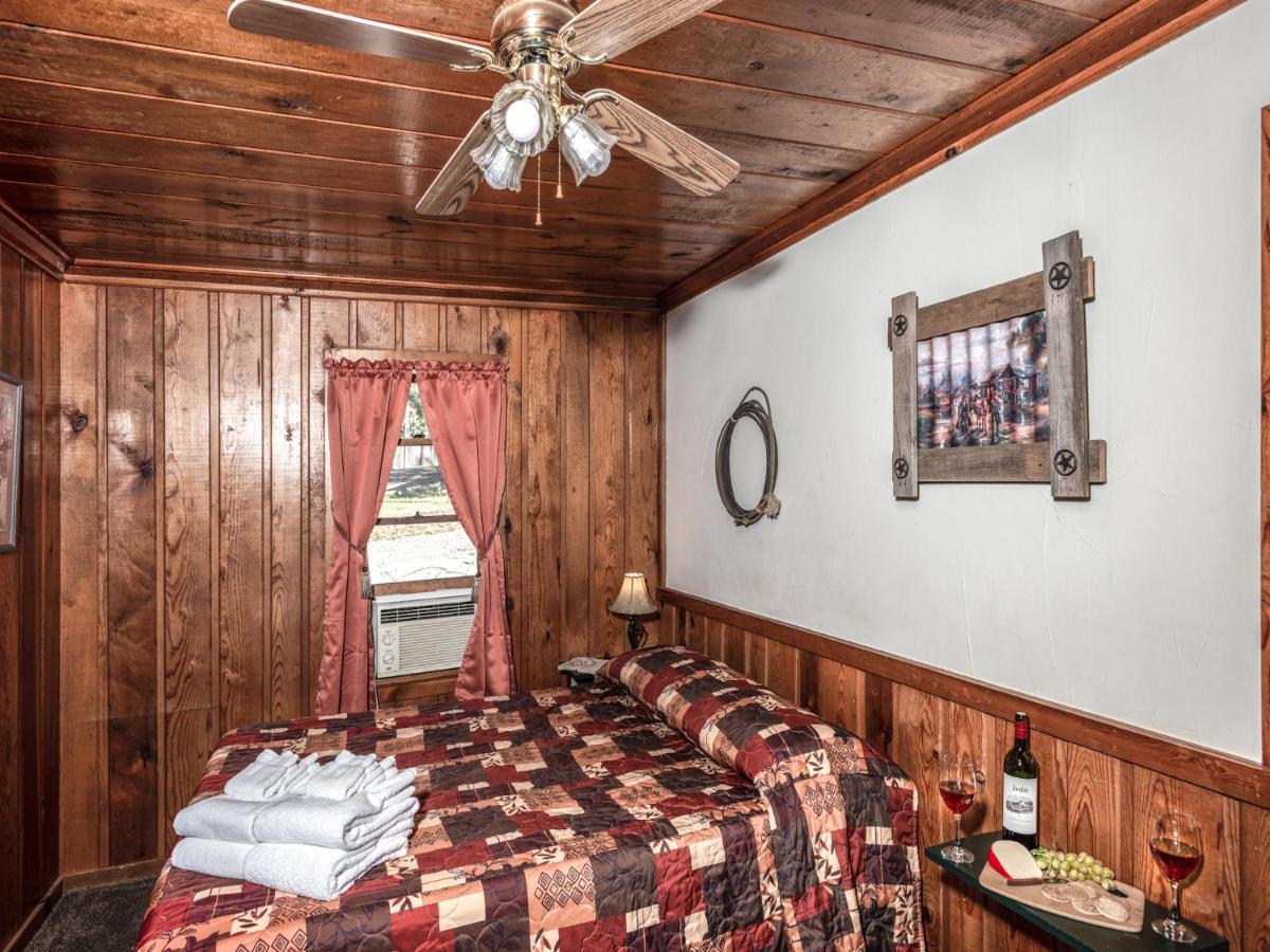 Apache Village Cabinette 15, Queen Bed, Midtown, Sleeps 2 Ruidoso Exterior photo